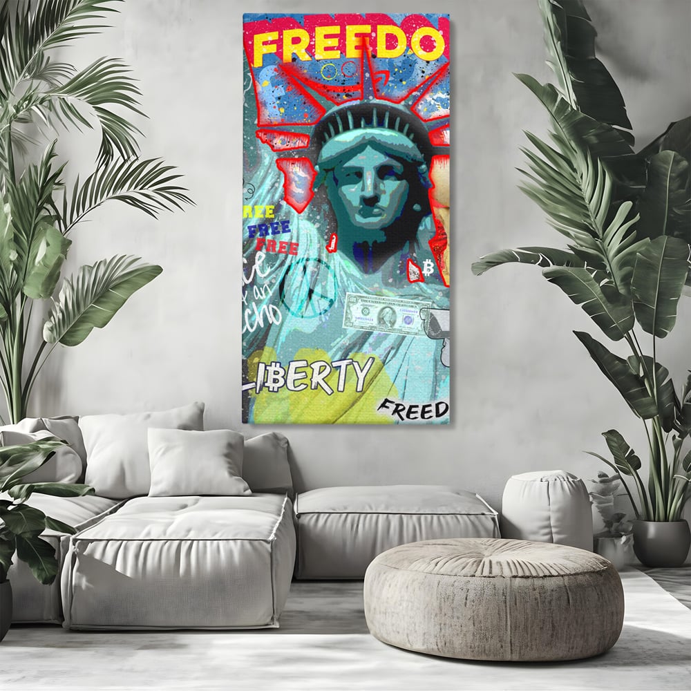 Tablou canvas cu tablou canvas cu statuia libertatii si graffiti, fara rama, pe sasiu de lemn, pe perete intr-un living